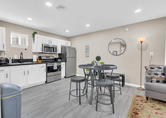 Modern Location-10 Mins From U Of A Сasa de vacaciones