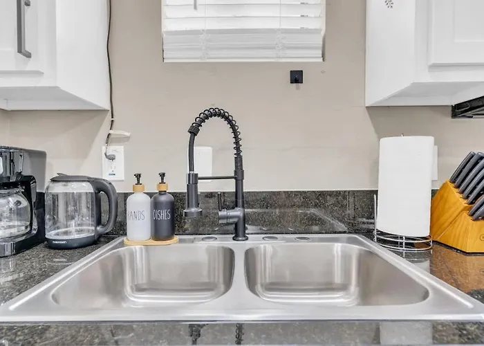 Modern Location-10 Mins From U Of A *