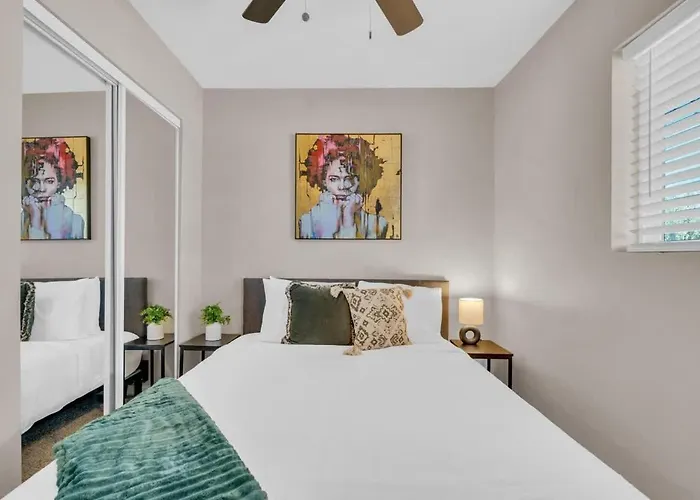Modern Location-10 Mins From U Of A *