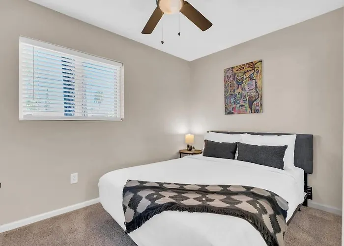 Modern Location-10 Mins From U Of A *